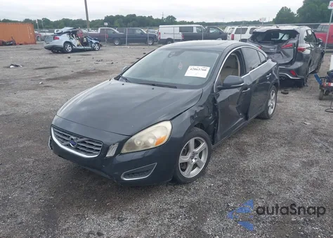 2013 Volvo S60 T5/T5 Platinum/T5 Premier/T5 Premier Plus z USA, uszkodzony, nr VIN YV1612FS8D2180344